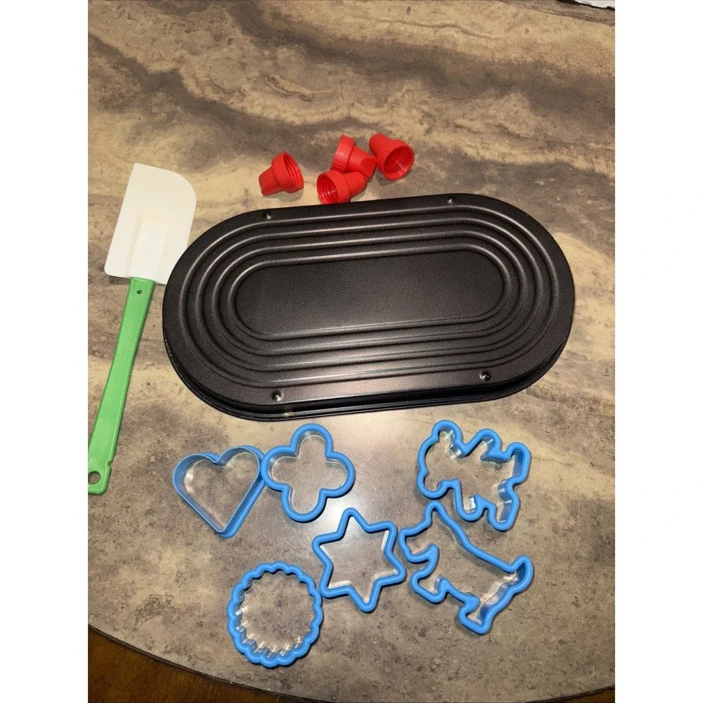 KIDS‎ COOKING CLUB BAKING KIT Cookie Cutters , Spatula , Pastry Tips